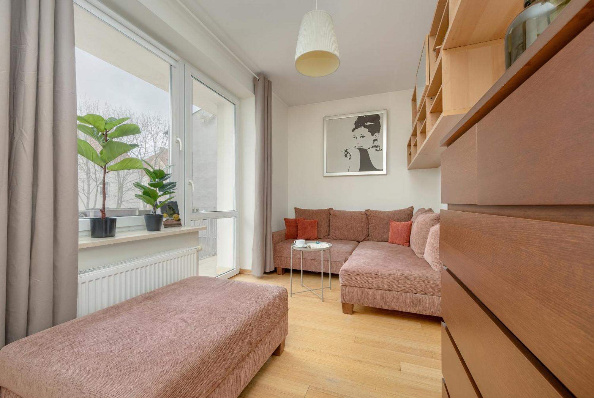Heart Of Spacious By Renters Apartment *