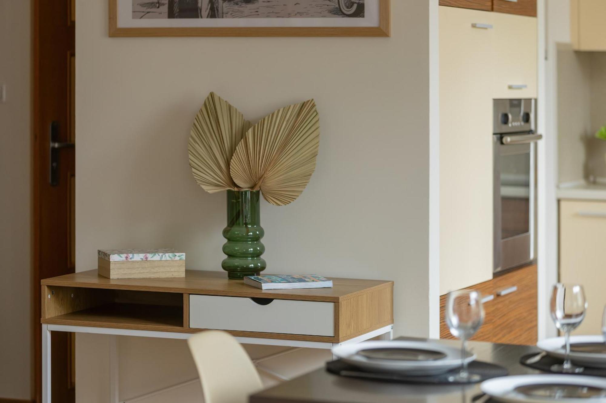 Heart Of Spacious By Renters Apartment *
