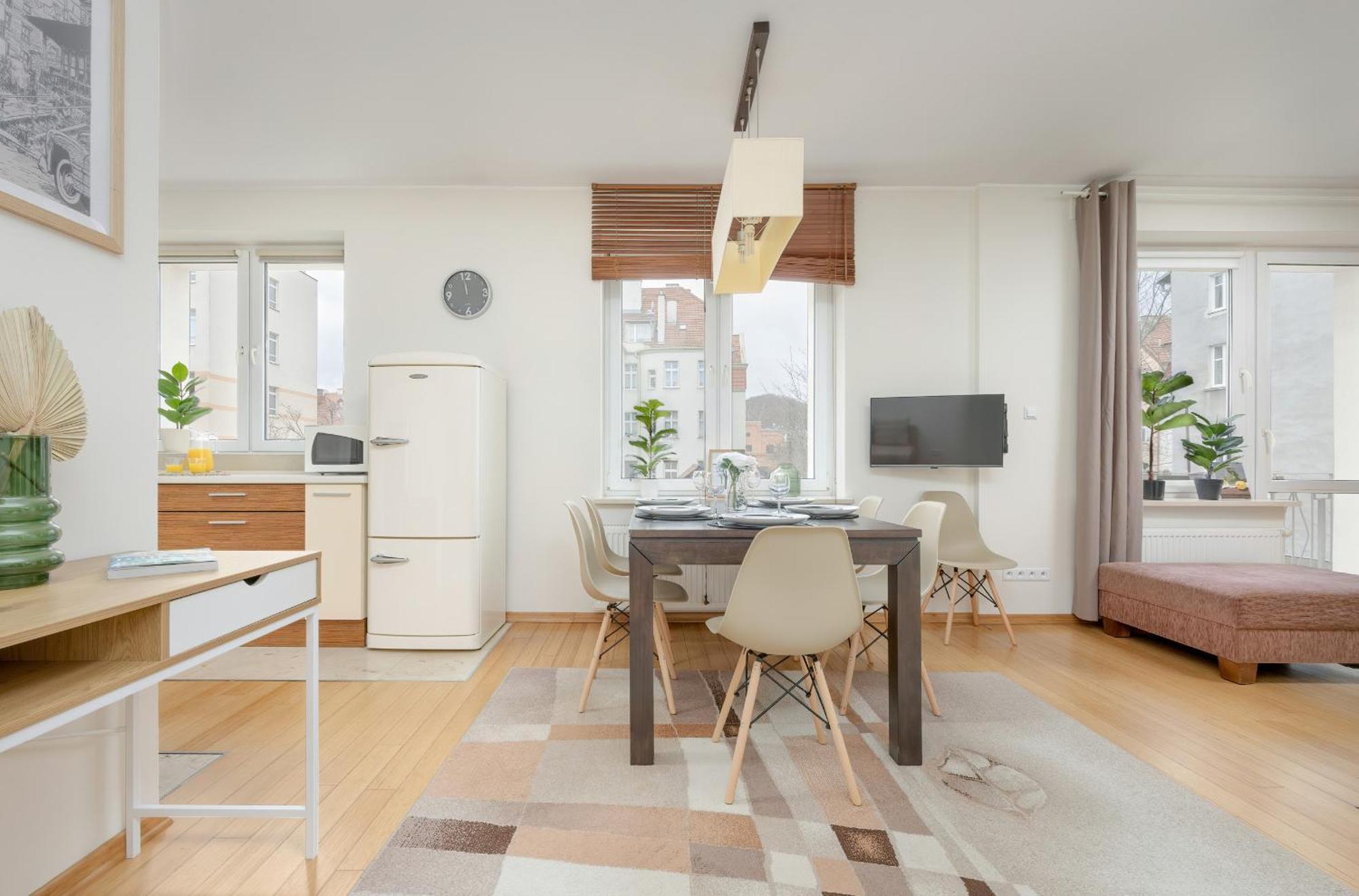 Heart Of Spacious By Renters Apartment